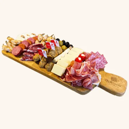 Een borrelplank met kaas en worst
