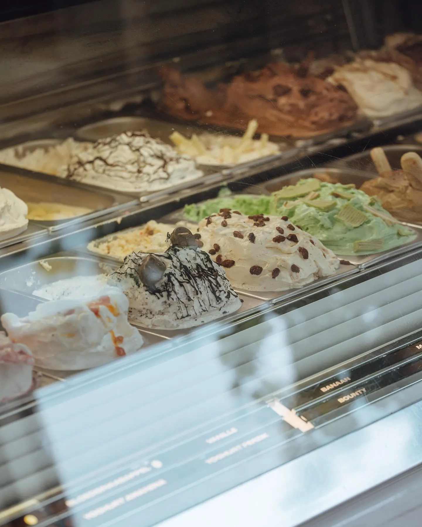 De vitrine met ons eigen Italiaanse ijs
