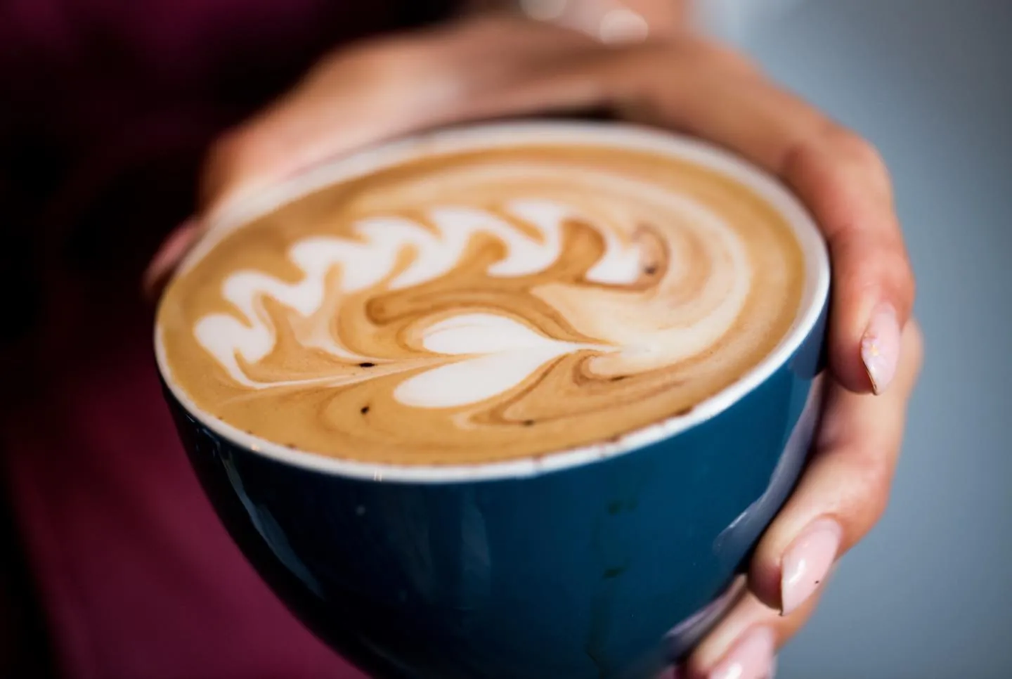 Een cappuccino met een hartje in het schuim