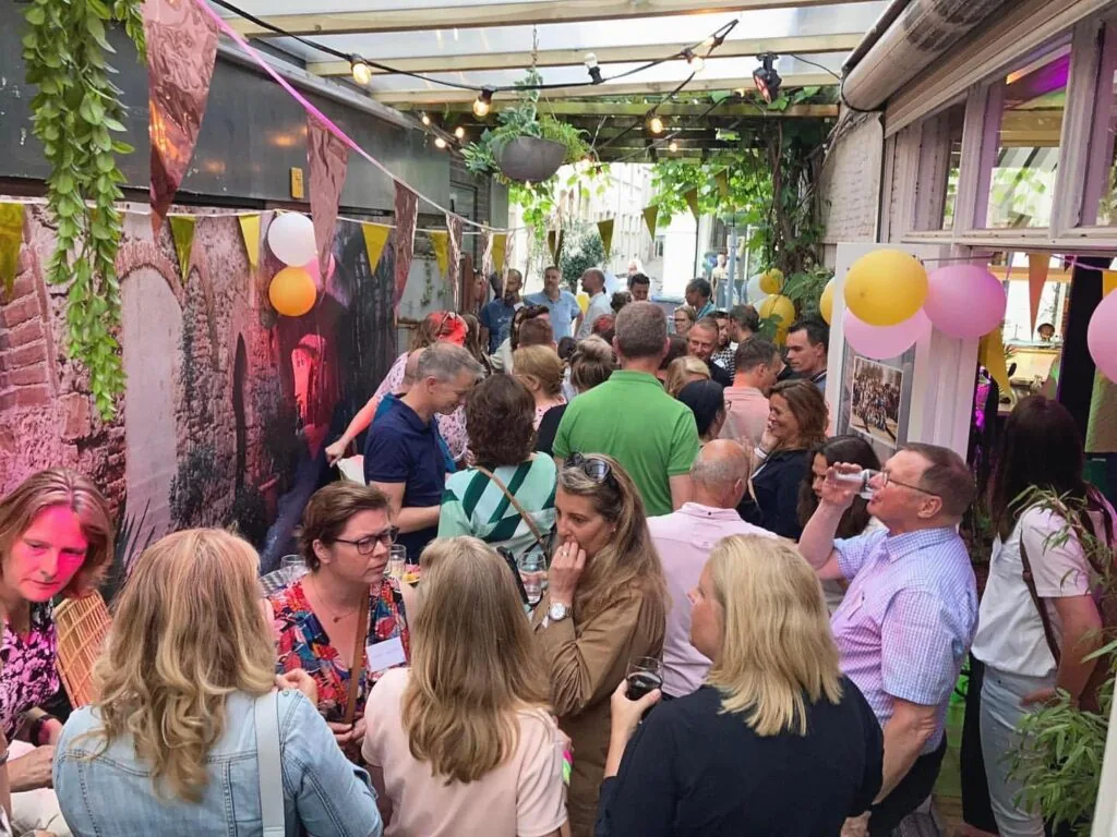 Een bedrijfsfeest op het terras